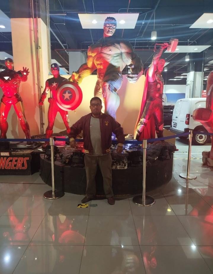 Jenrry junto a sus héroes favoritos